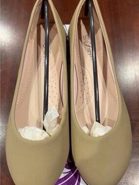 Comfortable Women's Ballet Flats - Beige Size 7.5
